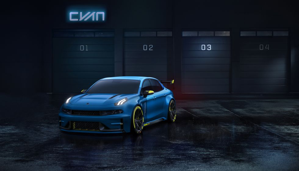 Cyan Racing visar racebilen Lynk 03 som följs av 500 hk gatmodell