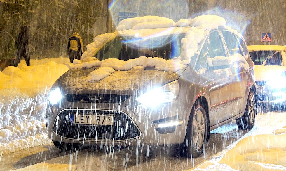 Första vintersmockan slår till – dags för vinterdäcken?