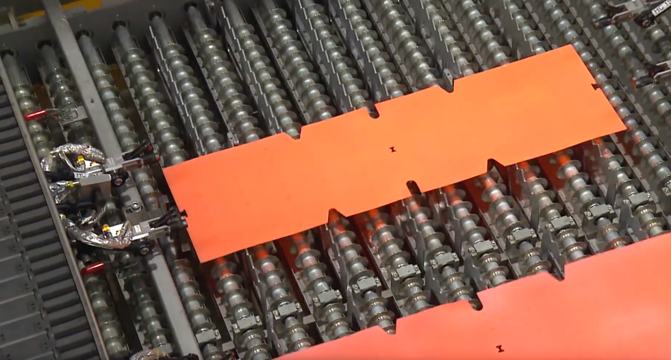 Film: Så byggs bilar i en modern fabrik – fantastisk precision