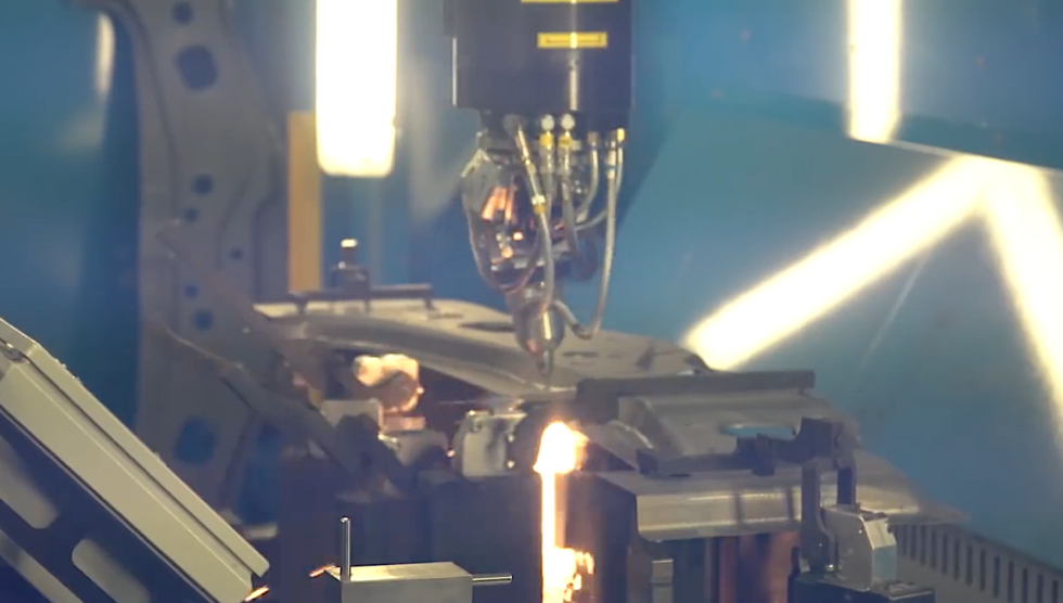 Film: Så byggs bilar i en modern fabrik – fantastisk precision