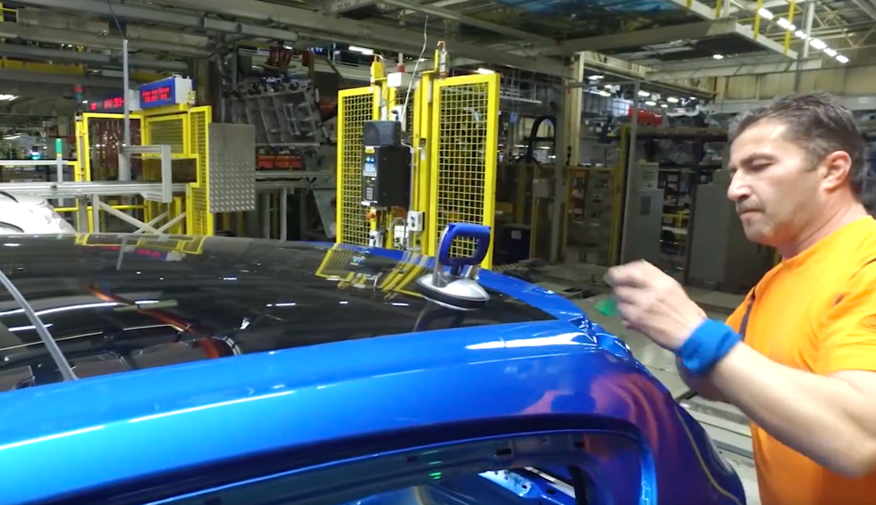 Film: Så byggs bilar i en modern fabrik – fantastisk precision