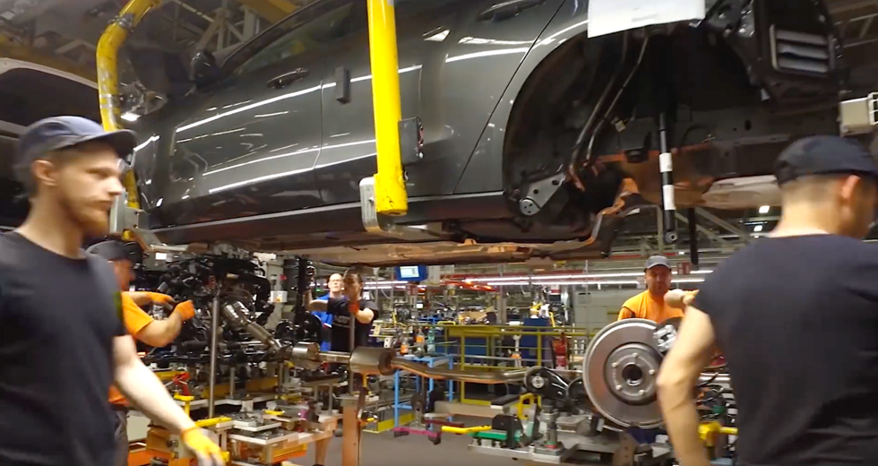 Film: Så byggs bilar i en modern fabrik – fantastisk precision