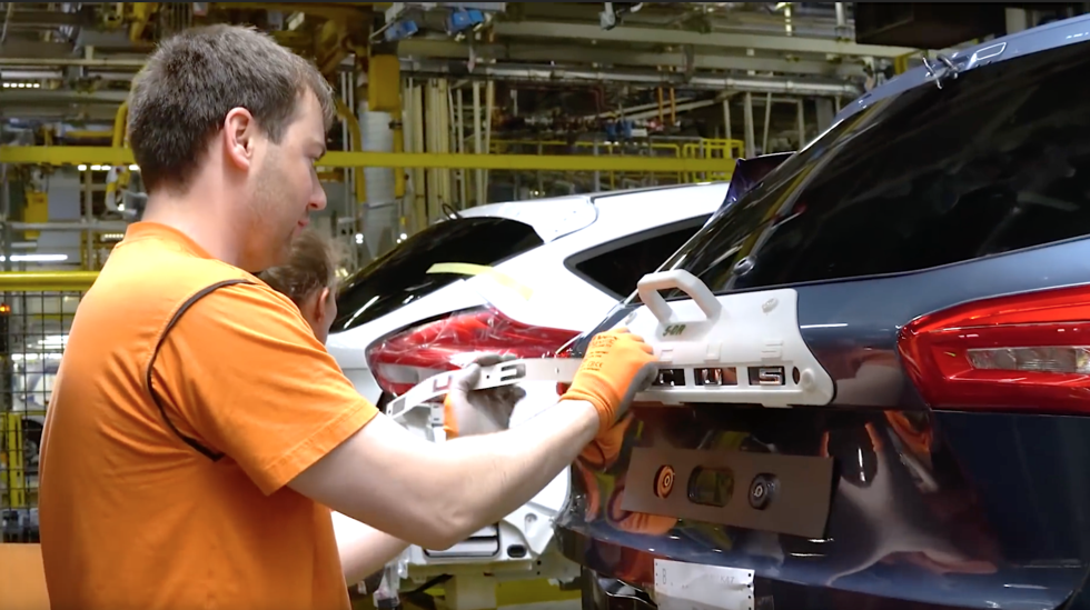Film: Så byggs bilar i en modern fabrik – fantastisk precision