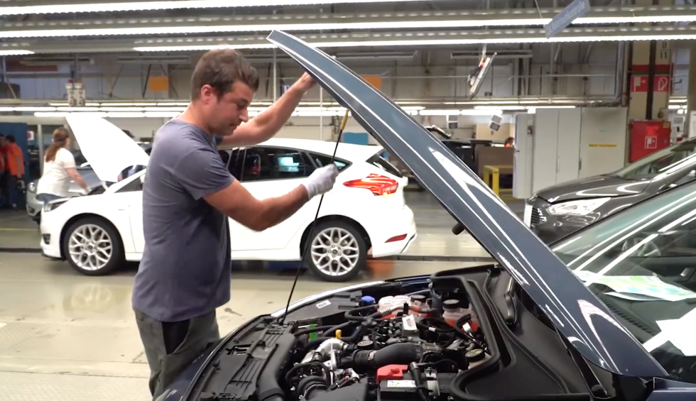 Film: Så byggs bilar i en modern fabrik – fantastisk precision