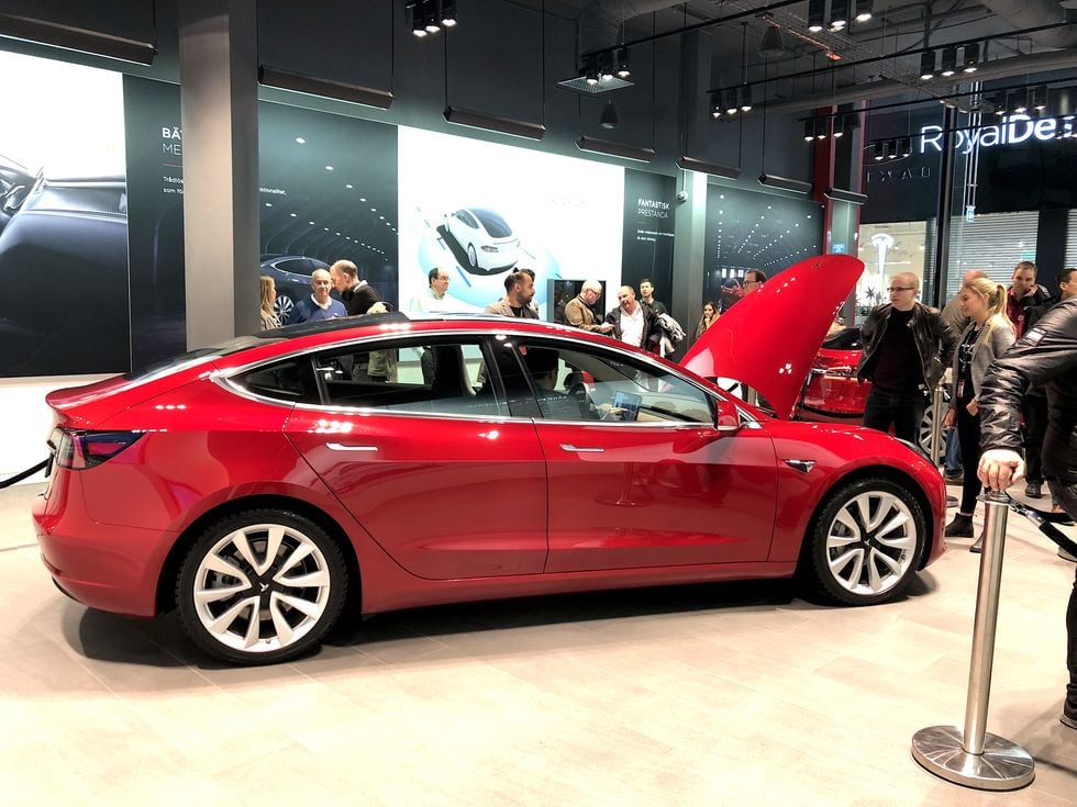 Sverigepremiär för Tesla Model 3 – ”Fasen vad jag har längtat”