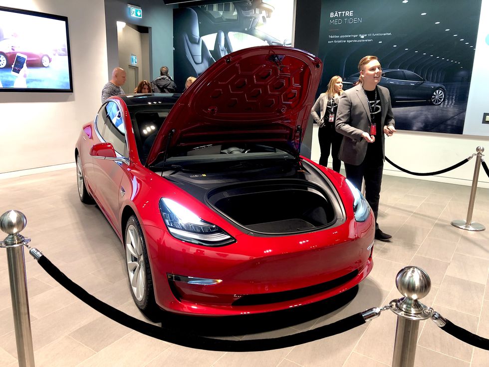 Sverigepremiär för Tesla Model 3 – ”Fasen vad jag har längtat”