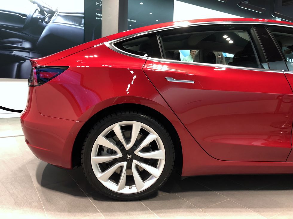 Sverigepremiär för Tesla Model 3 – ”Fasen vad jag har längtat”