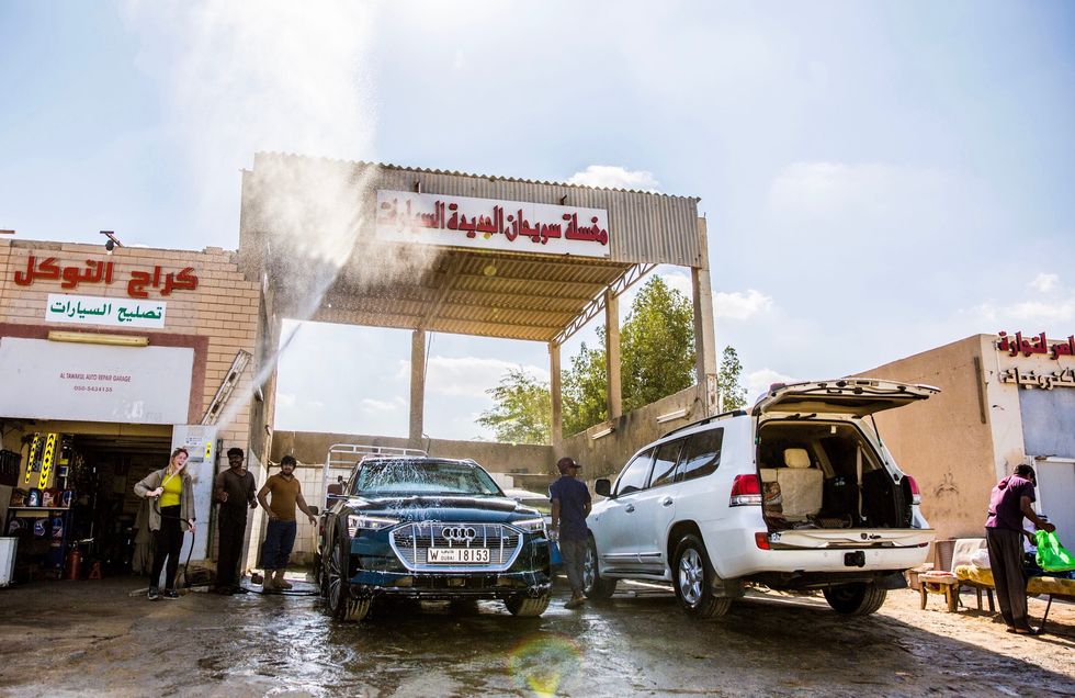 Prov: Elbilen Audi e-tron får bekänna färg i Abu Dhabis öken