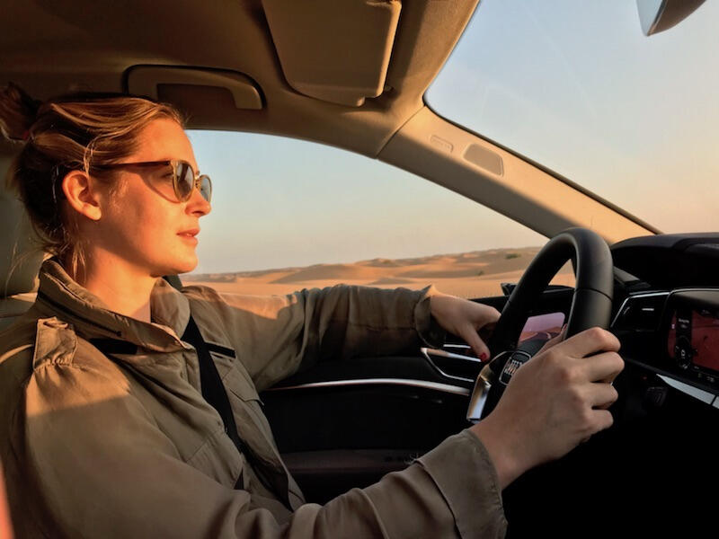 Prov: Elbilen Audi e-tron får bekänna färg i Abu Dhabis öken