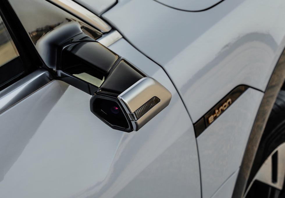 Prov: Elbilen Audi e-tron får bekänna färg i Abu Dhabis öken