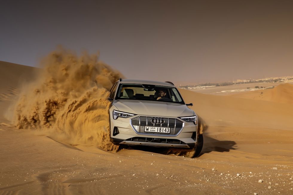 Prov: Elbilen Audi e-tron får bekänna färg i Abu Dhabis öken