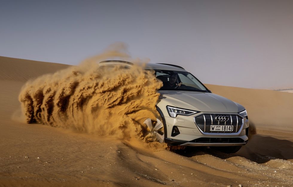 Prov: Elbilen Audi e-tron får bekänna färg i Abu Dhabis öken