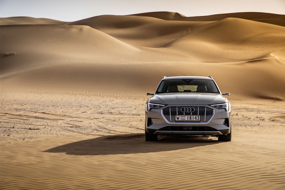 Prov: Elbilen Audi e-tron får bekänna färg i Abu Dhabis öken