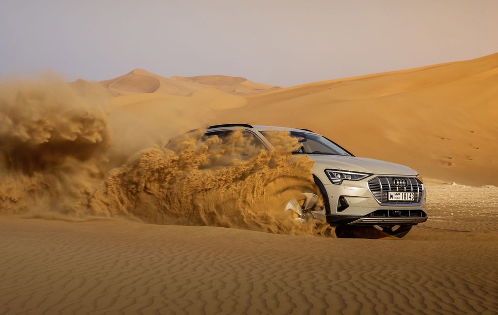 Prov: Elbilen Audi e-tron får bekänna färg i Abu Dhabis öken