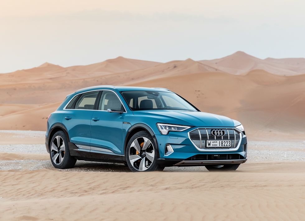 Prov: Elbilen Audi e-tron får bekänna färg i Abu Dhabis öken