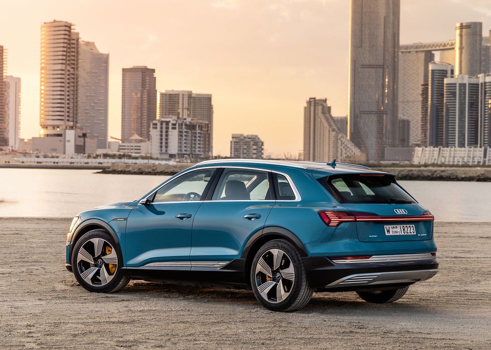 Prov: Elbilen Audi e-tron får bekänna färg i Abu Dhabis öken
