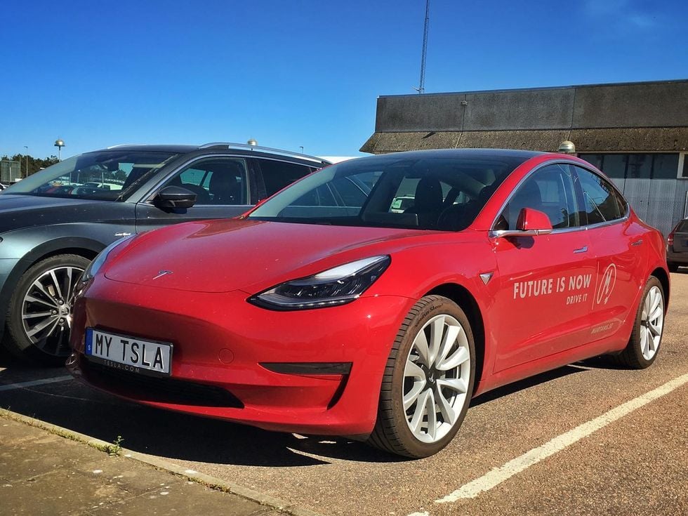 Trafikskolan som skippar bensinbilarna – satsar på Tesla