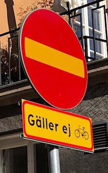 Cykelskyltarna mot enkelriktat förbjuds – Daniel Helldén kritisk