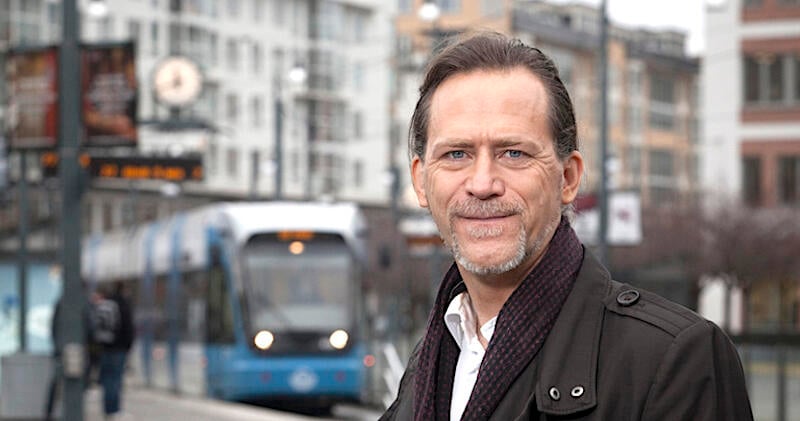 Cykelskyltarna mot enkelriktat förbjuds – Daniel Helldén kritisk