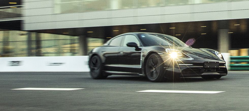 Porsche Taycan visas som prototyp med... avgasutblås?