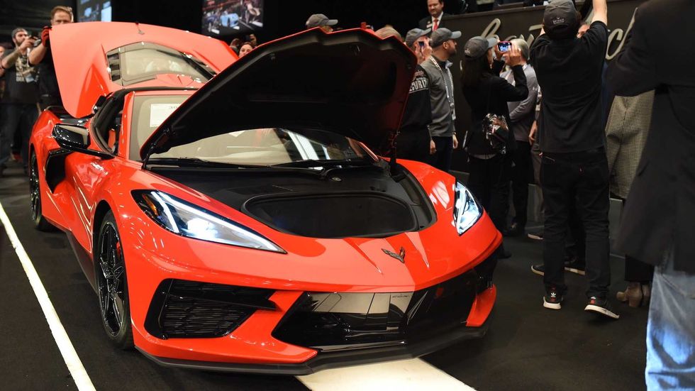 Första Corvette C8 såld på auktion – så svindyr blev den