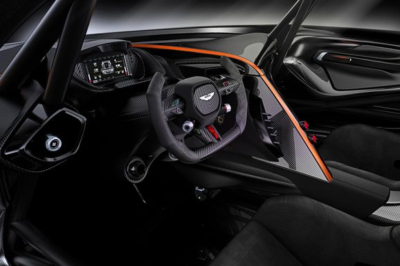 V12-motor, 800 hk och eld ur avgasrören!