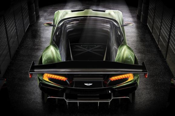 V12-motor, 800 hk och eld ur avgasrören!