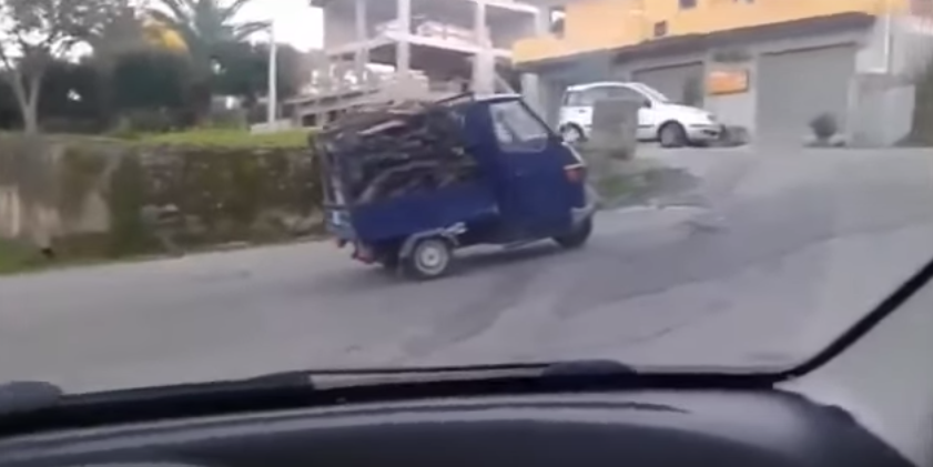 Den här Piaggio Ape-föraren visar varför vi älskar Italien