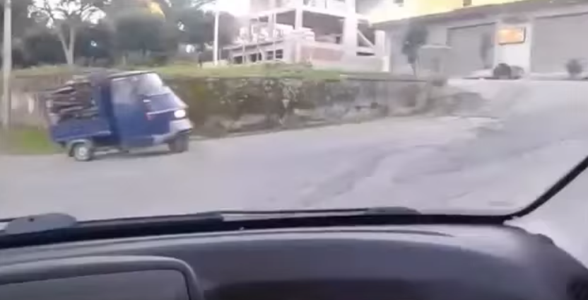 Den här Piaggio Ape-föraren visar varför vi älskar Italien