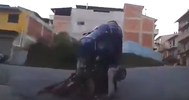 Den här Piaggio Ape-föraren visar varför vi älskar Italien