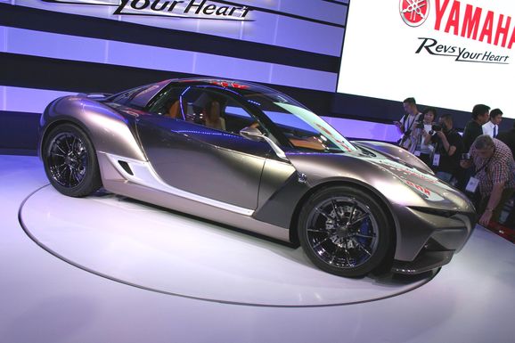 Superlätt sportbil – men gissa från vem?