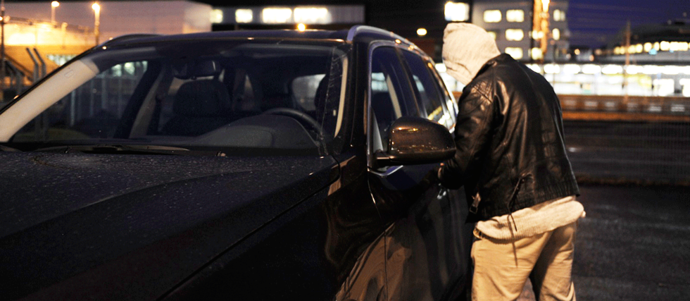 Sonen satt i bilen – då gjorde tjuvarna något oväntat