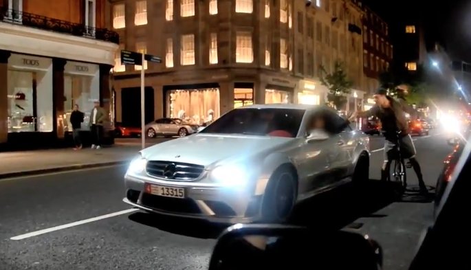 Kolla vad AMG-föraren gör efter bråket med cyklisten