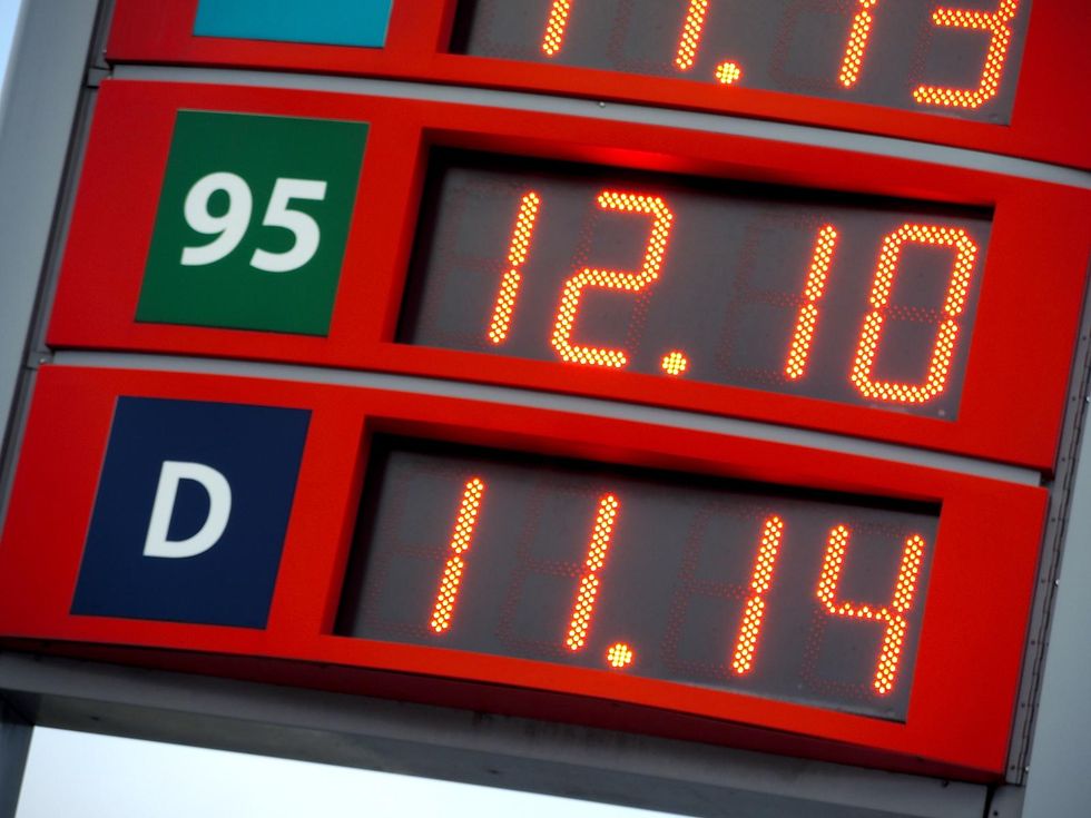 Bråk om oljan ger prisrekord – res billigt i jul