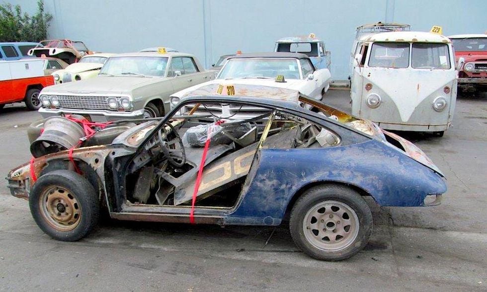 Sorgligt vrak bortom räddning – eller vänta nu…