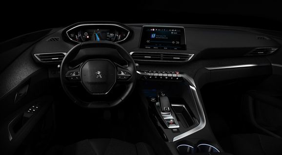 Stora skärmar och modern design utmanar Audi