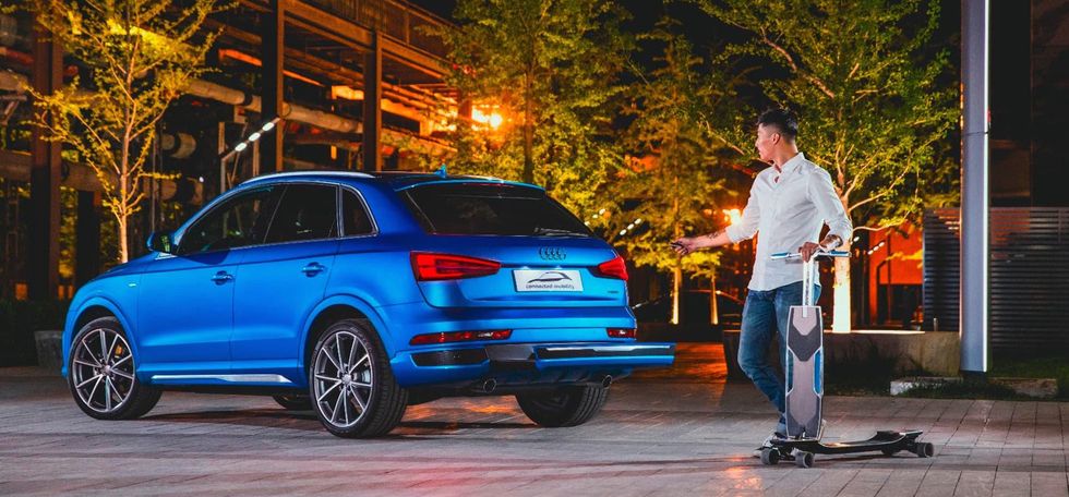 Audi visar superfräck scooter som laddas i bilen