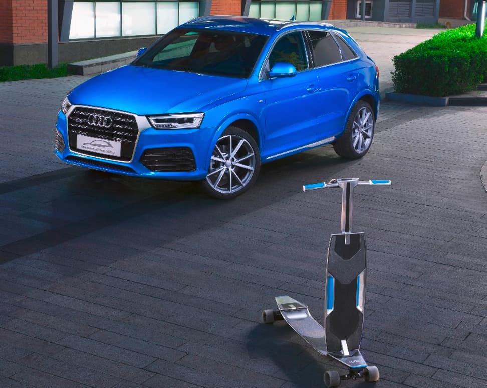 Audi visar superfräck scooter som laddas i bilen