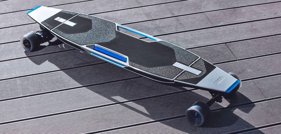 Audi visar superfräck scooter som laddas i bilen