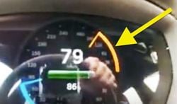 Teslaförare kör på gränsen i vild jakt på BMW M3