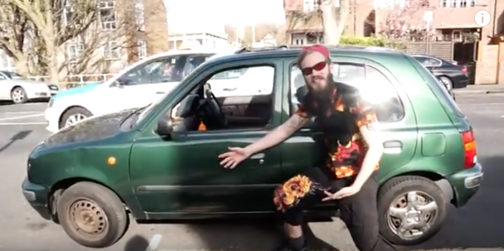 Svenske mångmiljonären visar upp sin nya bil