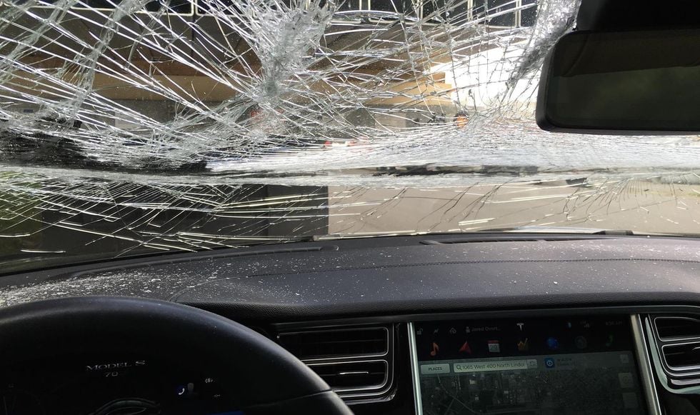 Teslaägare: Bilen krockade av sig själv