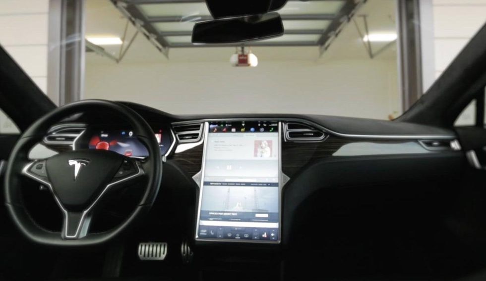 Teslaägare: Bilen krockade av sig själv