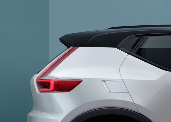 Volvo XC40 visar fronten – premiär nästa vecka