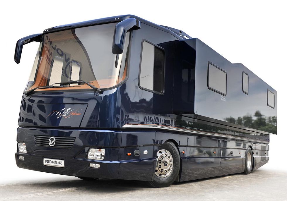 Världens lyxigaste husbil har inbyggt garage