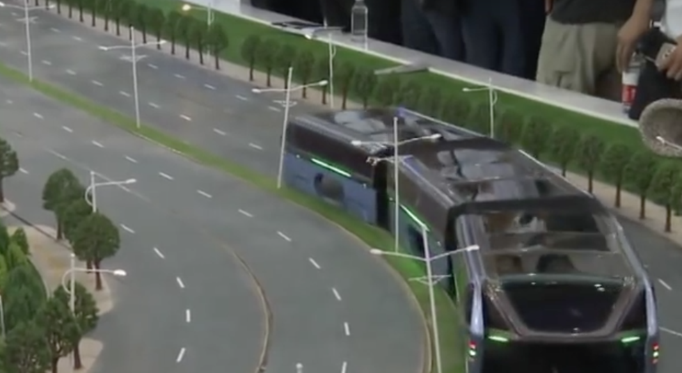 Massiva monsterbussen slukar bilarna och tar 1.400 passagerare – snart i trafik?