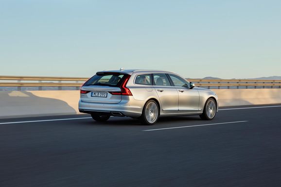 Volvo V90 provkörd – så tycker världspressen om nya kombin