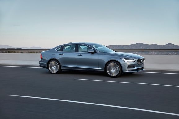 Volvo V90 provkörd – så tycker världspressen om nya kombin