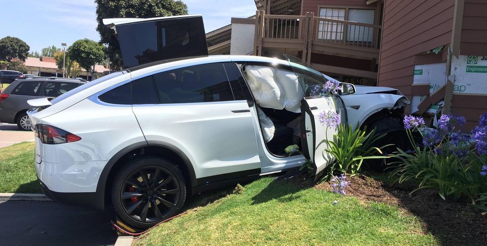 Nej, inte heller den här kraschen verkar ha varit Teslas fel