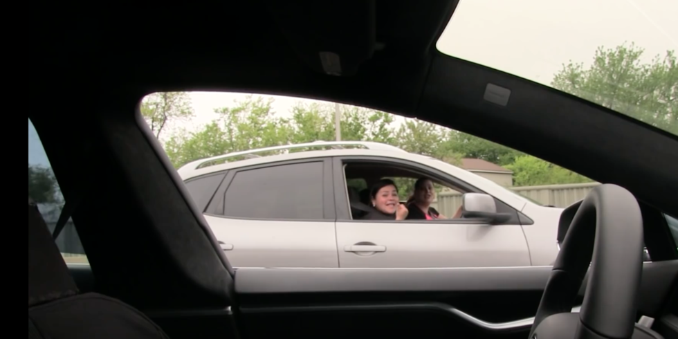 Osynlig Teslaförare skrämmer slag på andra bilförare med Autopiloten